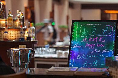 Adobe发布新生成式AI工具 一次可处理1万张图片